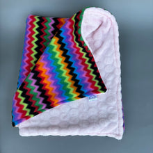 Load image into Gallery viewer, Zig zag fleece bubble fleece handling blankets for small pets.