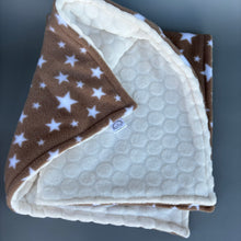 Load image into Gallery viewer, Beige stars fleece and cream bubble fleece handling blankets for small pets.
