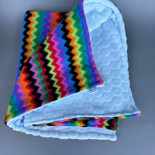 Load image into Gallery viewer, Zig zag fleece bubble fleece handling blankets for small pets.